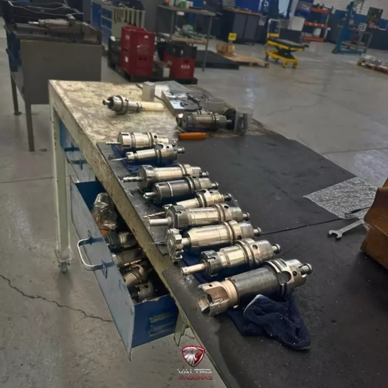 centro-de-usinagem-akira-seiki-rmv-700-apc-2011-03