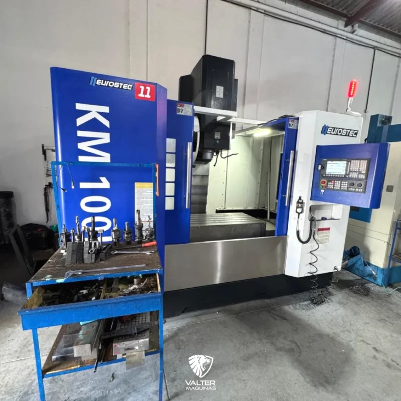 centro-de-usinagem-cnc-eurostec-km100l-1200-mm-siemens-ano-2022-09