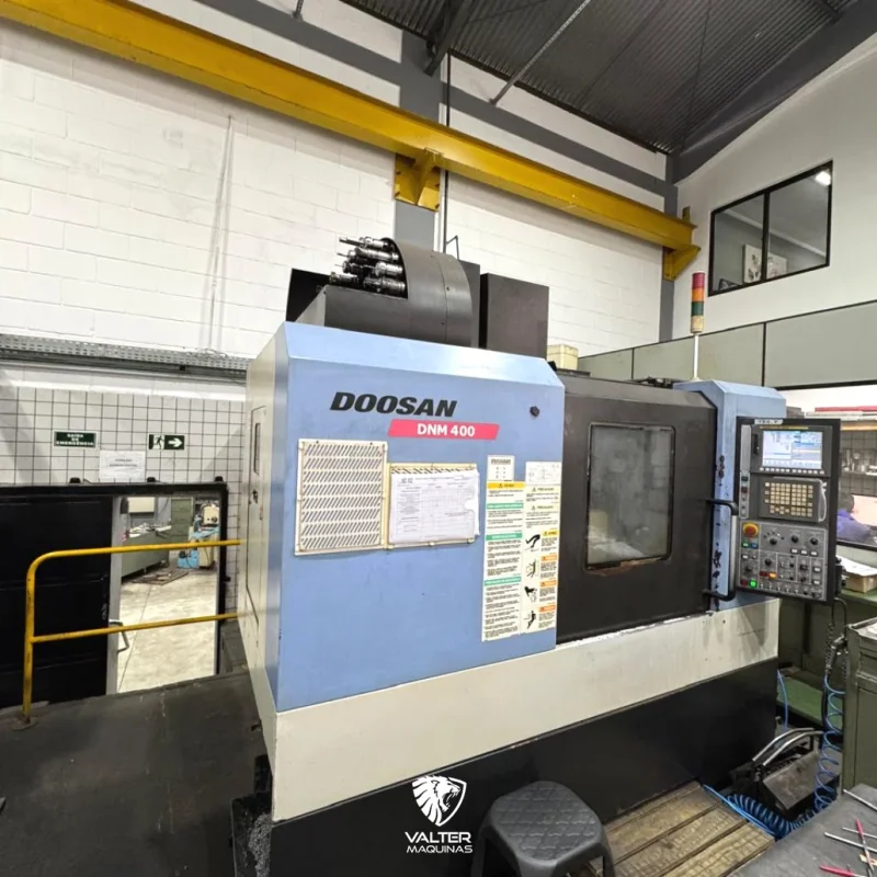 centro-de-usinagem-vertical-doosan-dnm-400-com-4-eixo-rotativo-e-spindle-12000-rpm-01