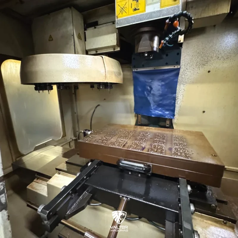 centro-de-usinagem-vertical-romi-discovery-560-com-troca-de-pallet-e-fanuc-21i-mb-07